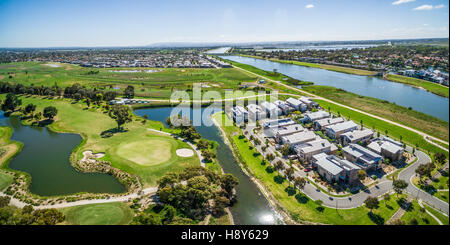 Panoramica aerea di Patterson River, Bonbeach sobborgo e golf club sulla luminosa giornata di sole. Melbourne, Australia Foto Stock