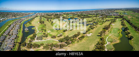 Panoramica aerea di Patterson Fiume Golf Club in una luminosa giornata di sole. Melbourne, Australia. Foto Stock