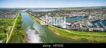 Panoramica aerea di Patterson Fiume e Patterson laghi sobborgo sulla luminosa giornata di sole. Melbourne, Victoria, Australia Foto Stock