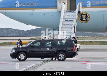 Atene, Grecia. Xvi Nov, 2016. Presidente degli Stati Uniti, Barack Obama, nella parte posteriore della vettura momenti prima del suo imbarco per Air-Force uno. © Dimitrios Karvountzis/Pacific Press/Alamy Live News Foto Stock