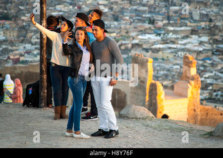 Giovani che selfies nel sole di sera a nord di Fès Foto Stock