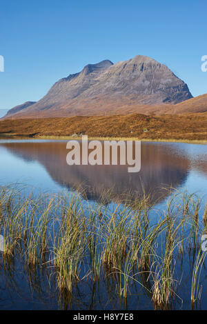 Liathach riflessa in Loch Clair, Torridon, Wester Ross, Highland, Scozia Foto Stock