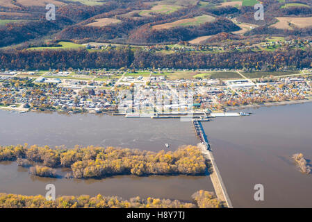 Fotografia aerea di Guttenberg, Iowa e Lock & Dam numero 10 sul fiume Mississippi. Foto Stock