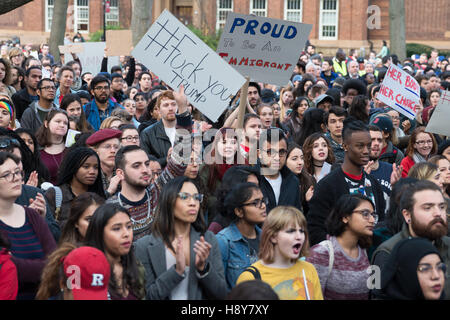 New Brunswick, Stati Uniti. Xvi Nov, 2016. Come parte di una serie a livello nazionale di studenti universitari walkouts in segno di protesta del presidente repubblicano-elect Trump la proposta di iniziative politiche in materia di immigrazione e la deportazione dei criminali gli immigrati clandestini, quasi un migliaio di studenti e membri del personale di facoltà alla Rutgers University in scena un rally e marzo nel centro cittadino. Credito: Albin Lohr-Jones/Pacific Press/Alamy Live News Foto Stock