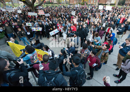 New Brunswick, Stati Uniti. Xvi Nov, 2016. Come parte di una serie a livello nazionale di studenti universitari walkouts in segno di protesta del presidente repubblicano-elect Trump la proposta di iniziative politiche in materia di immigrazione e la deportazione dei criminali gli immigrati clandestini, quasi un migliaio di studenti e membri del personale di facoltà alla Rutgers University in scena un rally e marzo nel centro cittadino. Credito: Albin Lohr-Jones/Pacific Press/Alamy Live News Foto Stock