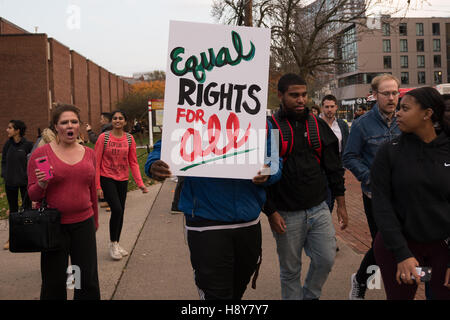 New Brunswick, Stati Uniti. Xvi Nov, 2016. Come parte di una serie a livello nazionale di studenti universitari walkouts in segno di protesta del presidente repubblicano-elect Trump la proposta di iniziative politiche in materia di immigrazione e la deportazione dei criminali gli immigrati clandestini, quasi un migliaio di studenti e membri del personale di facoltà alla Rutgers University in scena un rally e marzo nel centro cittadino. Credito: Albin Lohr-Jones/Pacific Press/Alamy Live News Foto Stock