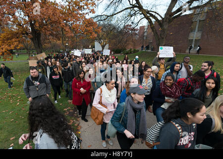 New Brunswick, Stati Uniti. Xvi Nov, 2016. Come parte di una serie a livello nazionale di studenti universitari walkouts in segno di protesta del presidente repubblicano-elect Trump la proposta di iniziative politiche in materia di immigrazione e la deportazione dei criminali gli immigrati clandestini, quasi un migliaio di studenti e membri del personale di facoltà alla Rutgers University in scena un rally e marzo nel centro cittadino. Credito: Albin Lohr-Jones/Pacific Press/Alamy Live News Foto Stock