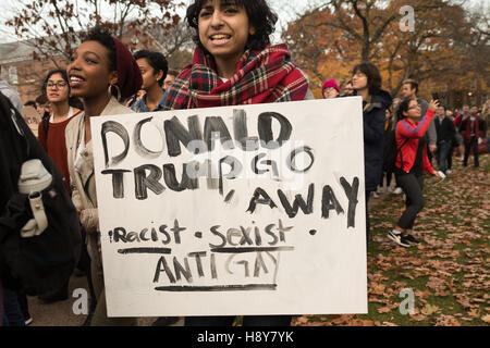 New Brunswick, Stati Uniti. Xvi Nov, 2016. Come parte di una serie a livello nazionale di studenti universitari walkouts in segno di protesta del presidente repubblicano-elect Trump la proposta di iniziative politiche in materia di immigrazione e la deportazione dei criminali gli immigrati clandestini, quasi un migliaio di studenti e membri del personale di facoltà alla Rutgers University in scena un rally e marzo nel centro cittadino. Credito: Albin Lohr-Jones/Pacific Press/Alamy Live News Foto Stock