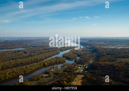 Vista aerea del fiume Mississippi a sud di Dubuque, Iowa. Foto Stock