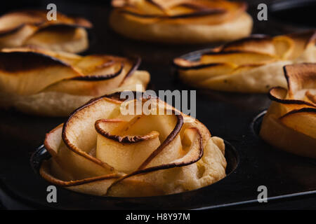 In casa della pasta sfoglia con apple rose sagomato in padella Foto Stock