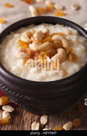 Indian kheer dolce budino di riso con i dadi in una ciotola macro verticale. Foto Stock