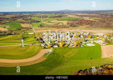 Fotografia aerea di Hollandale, Wisconsin e rurali di Wisconsin, con Blue Mound stato parco all'orizzonte. Foto Stock