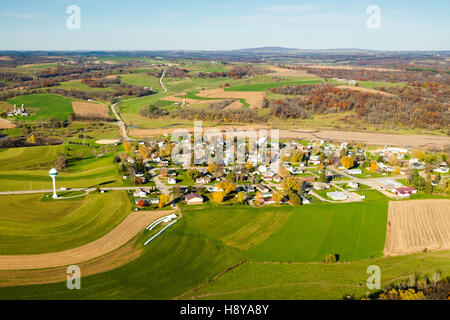 Fotografia aerea di Hollandale, Wisconsin e rurali di Wisconsin, con Blue Mound stato parco all'orizzonte. Foto Stock