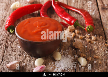 Preparate di fresco Sriracha Hot salsa chili vicino sul tavolo orizzontale. Foto Stock