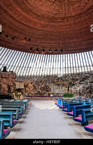 Roccia Temppeliaukio chiesa famosa architettura moderna punto di riferimento interno in Helsinki Finlandia Foto Stock