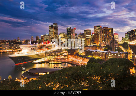 Gigantesca nave passeggeri docket a Overseas Passenger Terminal del Porto di Sydney Circular Quay contro CBD grattacieli di sunrise. Foto Stock