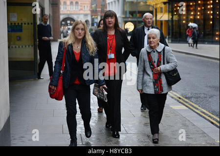 MP Jo Cox e la sorella di Kim Leadbeater (sinistra) e madre Jean Leadbeater (destra) arrivano a Old Bailey a Londra per la versione di prova di Thomas Mair che è accusato del suo omicidio. Foto Stock