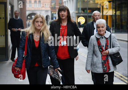 MP Jo Cox e la sorella di Kim Leadbeater (sinistra) e madre Jean Leadbeater (destra) arrivano a Old Bailey a Londra per la versione di prova di Thomas Mair che è accusato del suo omicidio. Foto Stock