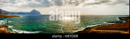 Avvicinando storm su una spiaggia della Sicilia. Il sole filtra attraverso un foro nelle nuvole e tempestoso Foto Stock