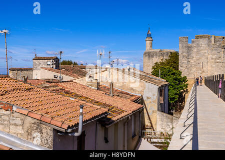 Vue des Remparts sur la ville d'Aigues-Mortes,Camargue AIGUES-MORTES - FRANCIA Foto Stock