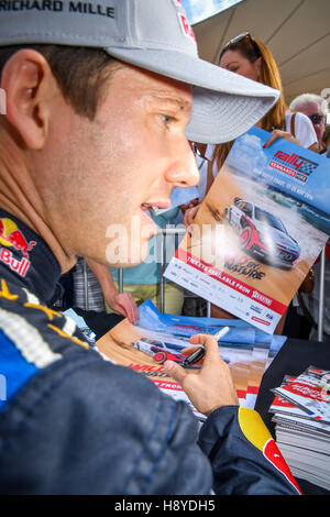 Coffs Harbour, Australia. 17 Nov, 2016. Quattro volte Campione del Mondo Rally Sebastien Ogier (FRA) della Volkswagen Motorsport firma autografi allo start del Rally Australia, il XIV e il round finale del 2016 FIA World Rally Championship. Credito: Hugh Peterswald/Pacific Press/Alamy Live News Foto Stock