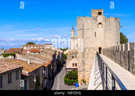 Vue des Remparts sur la ville d'Aigues-Mortes,Camargue AIGUES-MORTES - FRANCIA Foto Stock