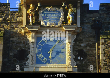 Trimestre ragazzi Chiesa torre con orologio. La segale. East Sussex, England, Regno Unito Foto Stock