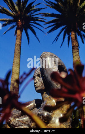 Gaia Terra Madre statua in marmo presso la Abbey Gardens. Tresco. Isole Scilly in Cornovaglia. In Inghilterra. Regno Unito Foto Stock