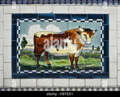 Macellerie decorativi shop piastrelle di un toro. St Ives. Cambridgeshire. In Inghilterra. Regno Unito Foto Stock