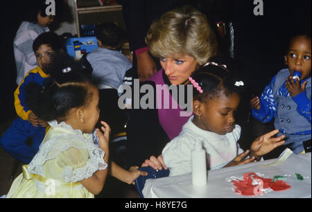 La Principessa Diana parla con i bambini (senza nome) del Centro Urbano per la Famiglia. Insediamento di Henry St. New York. STATI UNITI. 2 Febbraio 1989 Foto Stock