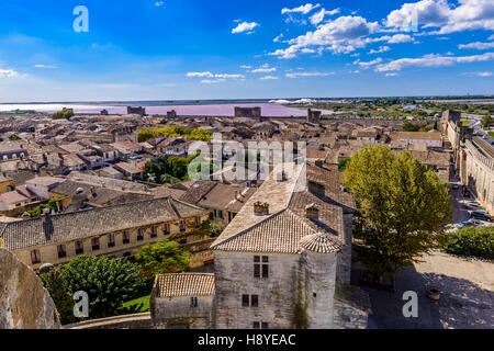 Vue des Remparts sur la ville d'Aigues-Mortes,Camargue AIGUES-MORTES - FRANCIA Foto Stock