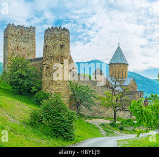 La vecchia chiesa di assunzione è nascosto dietro gli enormi mura e torri della fortezza di Ananuri, situato al Georgian Strada militare, Mtskheta-Mtianeti, Ge Foto Stock