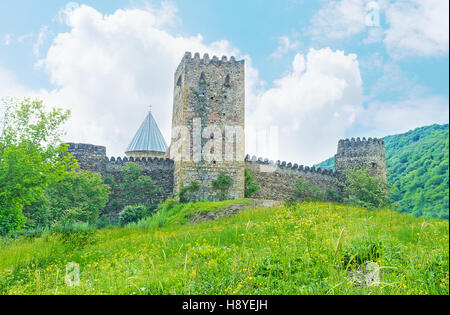 Le enormi torri della fortezza di Ananuri guardare al Georgian Strada militare, Mtskheta-Mtianeti, Georgia. Foto Stock