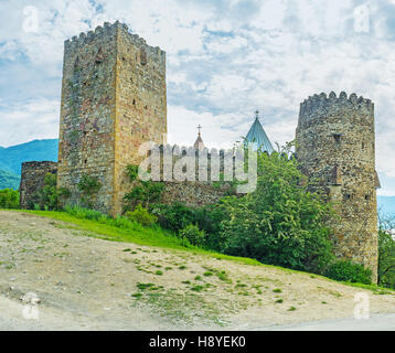 Il castello di Ananuri è uno dei più interessanti monumenti in stile georgiano sulla strada militare, Mtskheta-Mtianeti, Georgia. Foto Stock