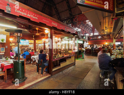 Uruguay, Montevideo, Old Town, Vista interna del Mercado del Puerto. Foto Stock