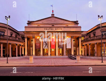 Uruguay, Montevideo, crepuscolo vista del Teatro Solis. Foto Stock