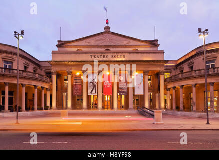 Uruguay, Montevideo, crepuscolo vista del Teatro Solis. Foto Stock