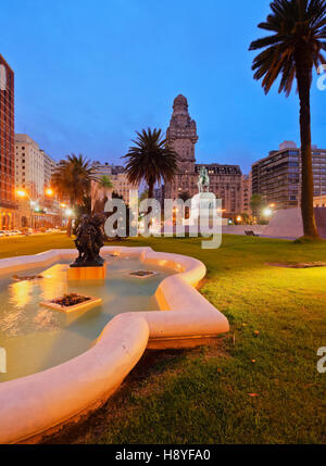 Uruguay, Montevideo, crepuscolo vista della Piazza Indipendenza. Foto Stock