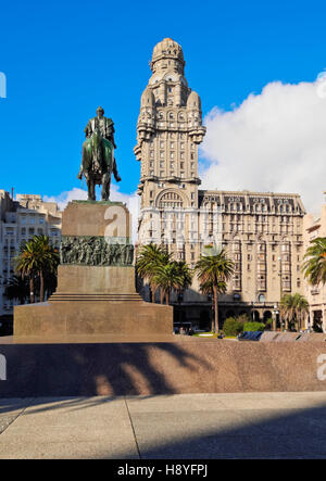 Uruguay, Montevideo, Vista della piazza Indipendenza con il monumento di Artigas ed il Palazzo Salvo. Foto Stock