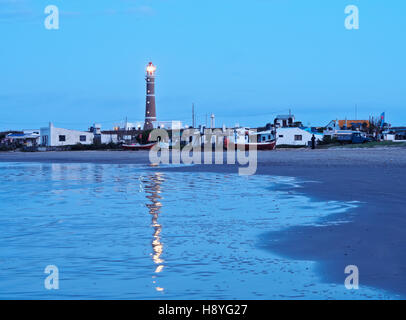 Uruguay, Rocha Dipartimento, Cabo polonio, vista sulla spiaggia verso il faro. Foto Stock