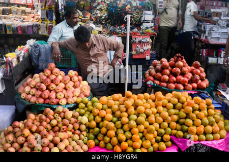 Kolkata, India. 17 Nov, 2016. Fruttivendola dormire nel suo negozio come non vi è alcun cliente per frutti. Kolkata mercati all'ingrosso si trovano di fronte a problemi che vendono i loro prodotti come carenza di cassa continua a pregiudicare il mercato. Primo Ministro indiano Narendra Modi ha annunciato la demonetizzazione di Rs. 500 e Rs. Banca 1000 nota su Novembre 08, 2016 allo scopo di combattere contro ?denaro nero? E la corruzione nel paese. Vendita scende in quanto cittadino indiano la mancanza di denaro per acquistare prodotti. Credito: Saikat Paolo/Pacific Press/Alamy Live News Foto Stock