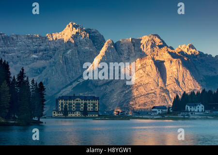 Le Marmarole e il Sorapiss gruppi dolomitici tower su Istituto Pio XII - un ospedale privato sul Lago di Misurina, Italia Foto Stock