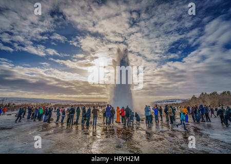 I turisti visualizzazione Strokkur geyser esplodendo, Islanda. Foto Stock