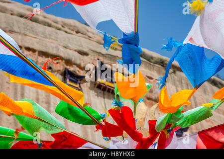 Mati Si tempio nella grotta con colorati pregando bandiere buddista, Zhangye, provincia di Gansu, Cina Foto Stock