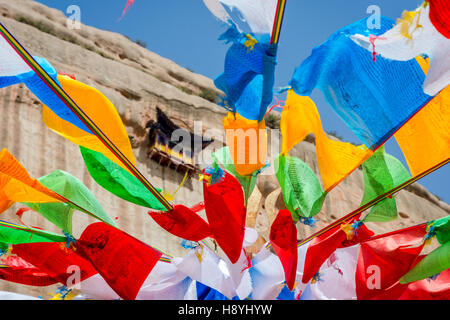 Mati Si tempio nella grotta con colorati pregando bandiere buddista, Zhangye, provincia di Gansu, Cina Foto Stock