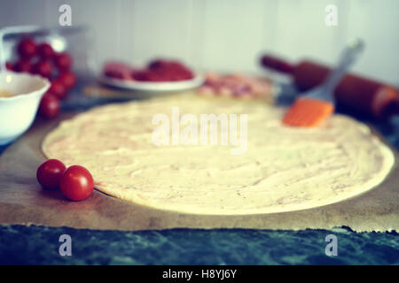 Pizza topping di preparare macro Foto Stock