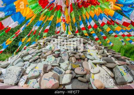 Mati Si tempio nella grotta con colorati pregando bandiere buddista, Zhangye, provincia di Gansu, Cina Foto Stock