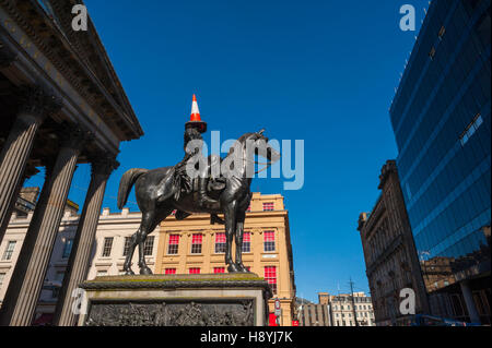 La statua del Duca di Wellington al di fuori del Glagow Museo di arte. La statua ha sempre un cono stradale posto sulla sua testa. Foto Stock