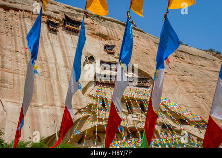 Mati Si tempio nella grotta con colorati pregando bandiere buddista, Zhangye, provincia di Gansu, Cina Foto Stock