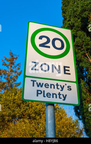 20 Venti del segno di abbondanza per la velocità del traffico nel Regno Unito Foto Stock